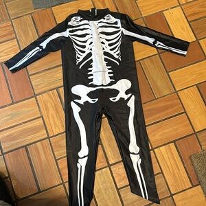 Kids skeleton jumpsuit size 7-8 never worn